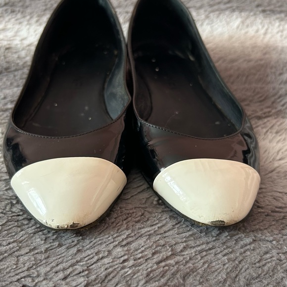 CHANEL Logo Patent Leather Flats Sz.37.5 - Picture 4 of 8